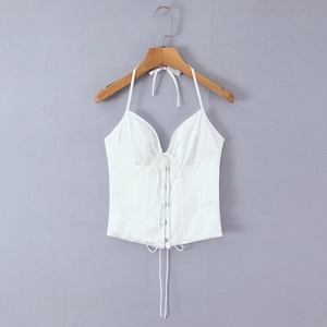 Détail du haut en satin blanc avec style corset et laçage frontal pour un look chic