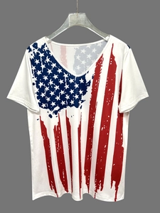 Camiseta de mujer con cuello en V y estampado de bandera americana en blanco