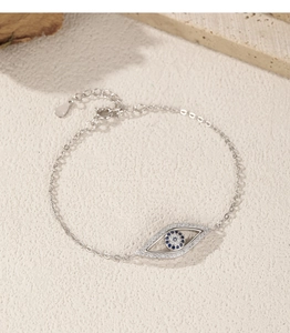 Détail du bracelet en argent S925 avec œil maléfique serti de zircons bleus et blancs fins