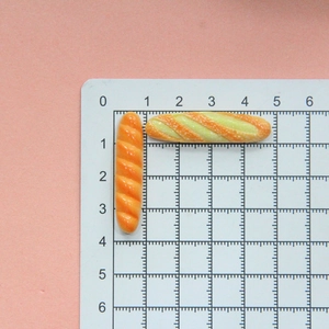 Vue détaillée de baguettes miniatures en résine mesurant environ 3,8 cm de long