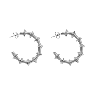 Silberne gedrehte Creolen aus strukturiertem Edelstahl mit spiralförmigem Design-Muster