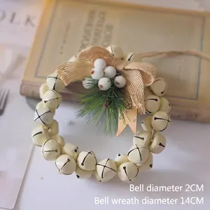Détail d'une couronne de Noël de 14cm avec baies blanches et nœud en toile de jute