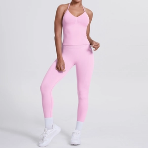 Detailaufnahme von rosa Yoga-Set mit Neckholder-Top und High Waist Leggings Stoffstruktur