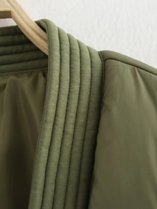 Detailansicht der militärgrünen Jacke mit Rippstrickkragen und gewebter Stoffstruktur