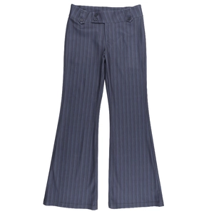 Détail du pantalon évasé vintage à rayures avec taille haute et boutons décoratifs