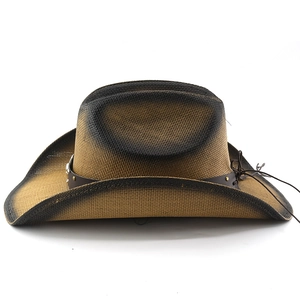 Detail eines Western-Cowboyhuts mit Strohgeflecht und Lederband mit Metall-Bullenkopf