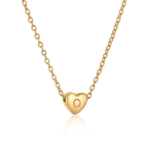 Détail du pendentif cœur en acier inoxydable doré 18 carats avec lettre Q gravée