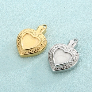 Pendentifs médaillons cœur en or et argent avec bords texturés à motifs cœurs évidés