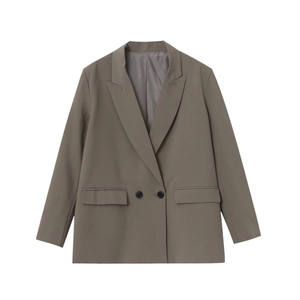 Détail d'un blazer croisé kaki avec revers classiques et poches à rabat sur fond blanc