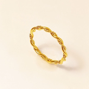 Detailed view of the twisted rope design and wavy golden finish on this minimalist ring