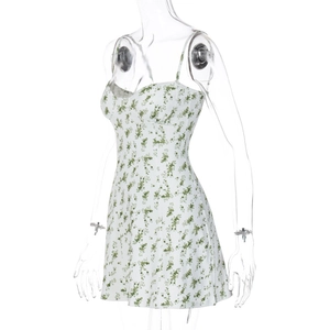 Detalle de vestido corto ajustado blanco con estampado floral verde en maniquí