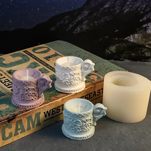 Detalle del molde de silicona vintage y velas aromáticas con relieves de estilo barroco
