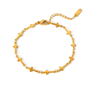 Detail eines vergoldeten Edelstahl-Kreuzkettenarmbands mit Karabiner und K18-Anhänger