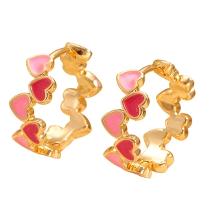 Goldene Creolen mit rosa und roten Emaille-Herzen auf reinem weißem Hintergrund