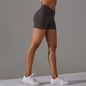 Dettaglio degli shorts da yoga senza cuciture a vita alta con fascia a V grigio scuro