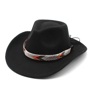 Chapeau de cowboy vintage en feutre noir avec ruban ethnique et détail de gland