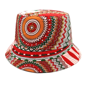 Détail d'un chapeau bob bohème avec motifs tribaux géométriques colorés en toile