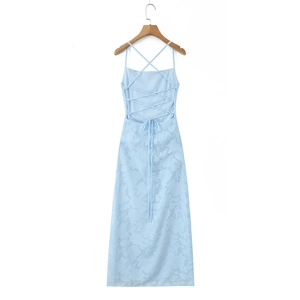 Détails du dos lacé bleu clair et texture jacquard sur cette robe midi française