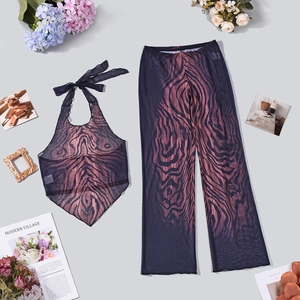 Flachbild von lila Tiger-Print Netztops und weit geschnittenen Hosen mit Accessoires