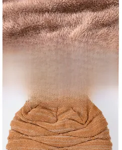 Nahaufnahme der braunen Strickmütze mit weichem Fleece-Futter und dichter Rippenstruktur