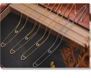 Detail von doppellagigen Herz-Halsketten mit CNC-Zirkon-Inlay auf dem Tablett