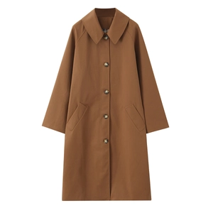 Klassischer brauner langer Trenchcoat mit Karofutter und einreihigem Design auf weißem Grund