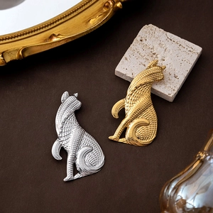 Vintage Sitting Cat Brooch Pin Zinc Alloy Textured Animal Design Artistic Fashion Jewelry Accessory For Women