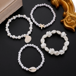 Set di bracciali elastici stile bohémien con conchiglie e perle in 4 design unici
