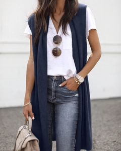 Detailansicht der langen dunkelblauen ärmellosen Strickjacke mit weißem T-Shirt und Jeans