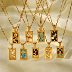 Dettaglio di nove collane tarot placcate oro 18k con gemme su uno sfondo di seta lucida