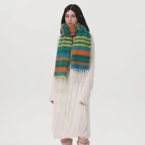 Écharpe d'hiver à carreaux arc-en-ciel avec franges portée par un mannequin en studio