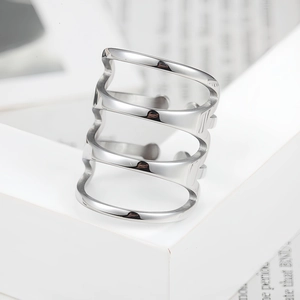 Anello geometrico multistrato in argento lucido con finitura a specchio minimalista