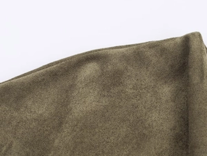 Makroaufnahme der olivgrünen Wildlederstruktur für asymmetrisches Kleidermaterial