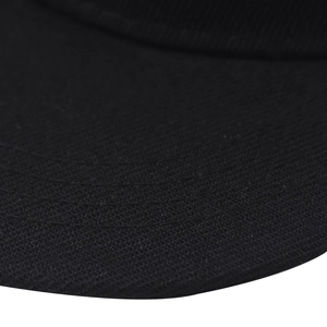 Vue macro de la double couture sur le tissu en sergé de coton noir de la casquette