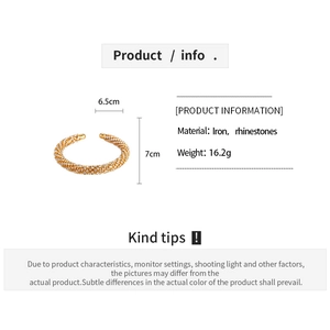 Vue détaillée du bracelet ouvert doré en fer avec strass blancs et dimensions précises