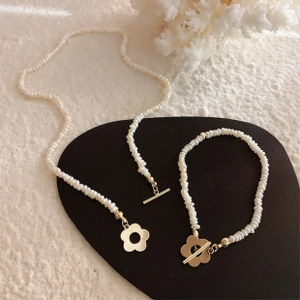 Detailed view of Baroque pearl necklace and bracelet set with golden T-bar clasp