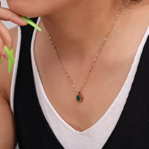 Collier en or rose avec chiffres romains et pierre verte sur chaîne maille pour femme