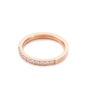 Minimalistischer Ring aus roségoldenem Edelstahl mit einer Reihe funkelnder Zirkonia