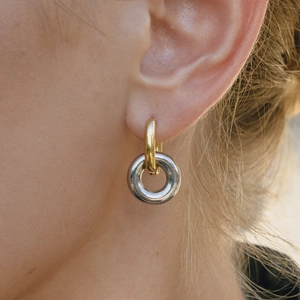 Créoles bicolores minimalistes or et argent avec finition miroir poli sur le modèle
