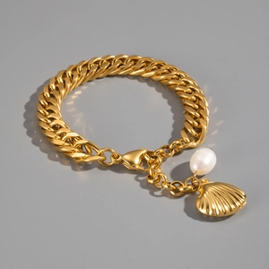 Détail du bracelet en acier inoxydable doré 18K avec breloques perle et coquillage