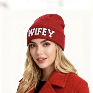 Gros plan du bonnet rouge avec broderie Wifey blanche et maille épaisse douce