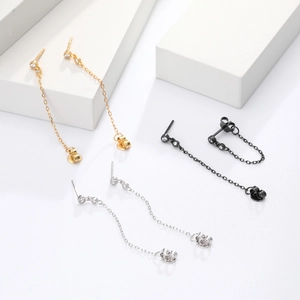 Vue détaillée de boucles d'oreilles pendantes à pampilles en argent sur socles blancs