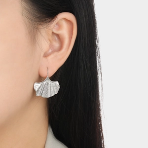 Boucles d'oreilles pendantes modernes feuilles de ginkgo en acier titane poli