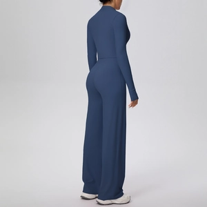 Détails de l'ensemble de yoga bleu marine avec haut ajusté et pantalon large taille haute