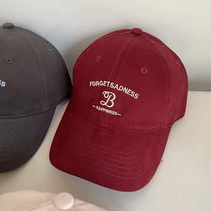 Vue détaillée de la casquette de baseball en coton rouge foncé brodée d'un B blanc
