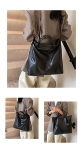 Detailweergave van grote zwarte tote bag van glanzend leer op een trap setting