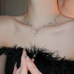 Collier ras de cou luxueux en strass avec franges argentées et perle centrale