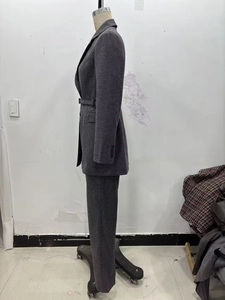 Détail de la manche du blazer gris avec ceinture et boutons décoratifs en laine mélangée