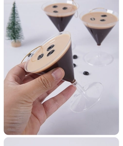 Dettaglio macro dell'ornamento cocktail martini con chicchi di caffè e cordino d'oro