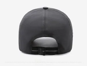 Rückansicht der dunkelgrauen Outdoor-Basecap mit verstellbarer Schnalle und Funktionsstoff